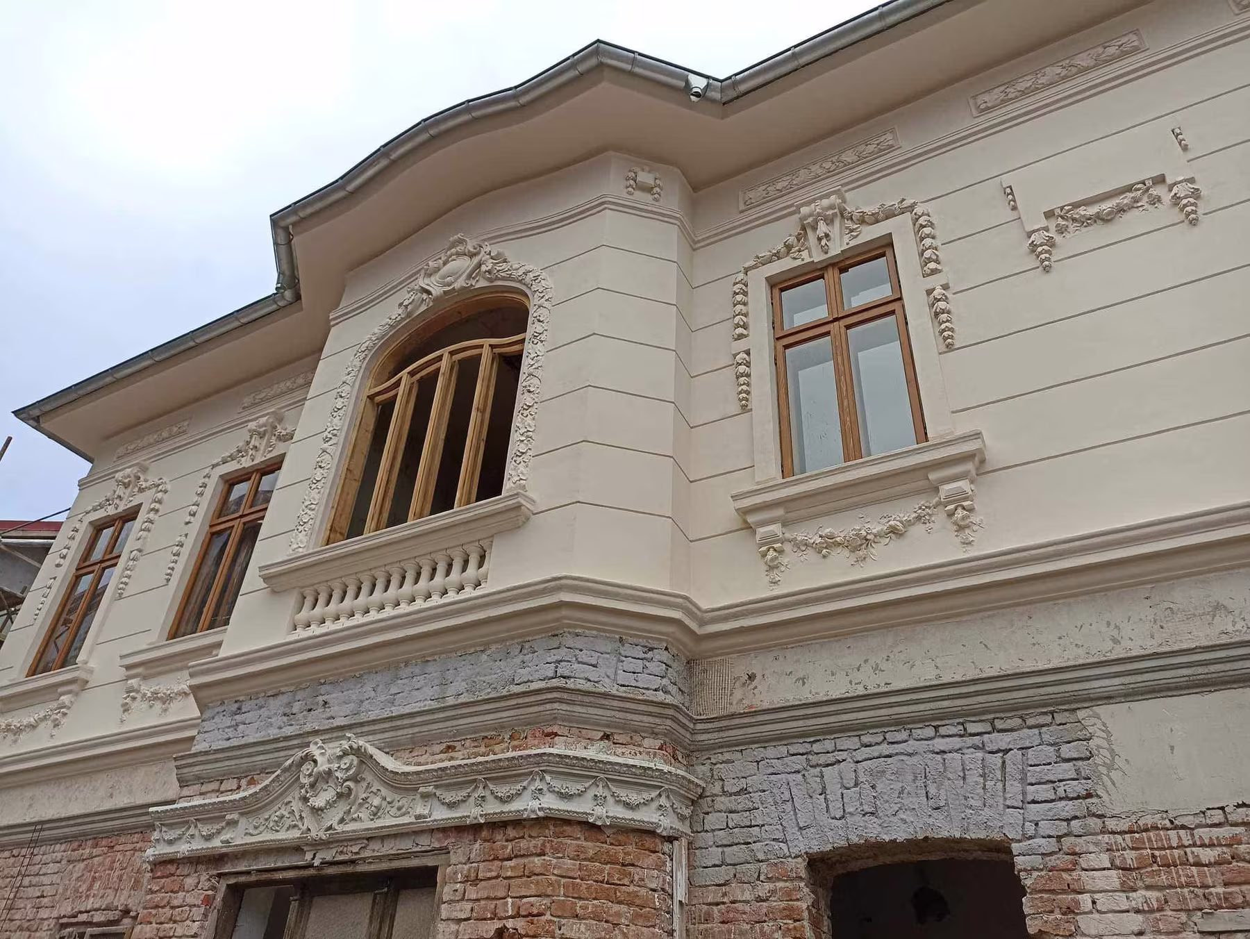Curtea de Argeș — fațadă