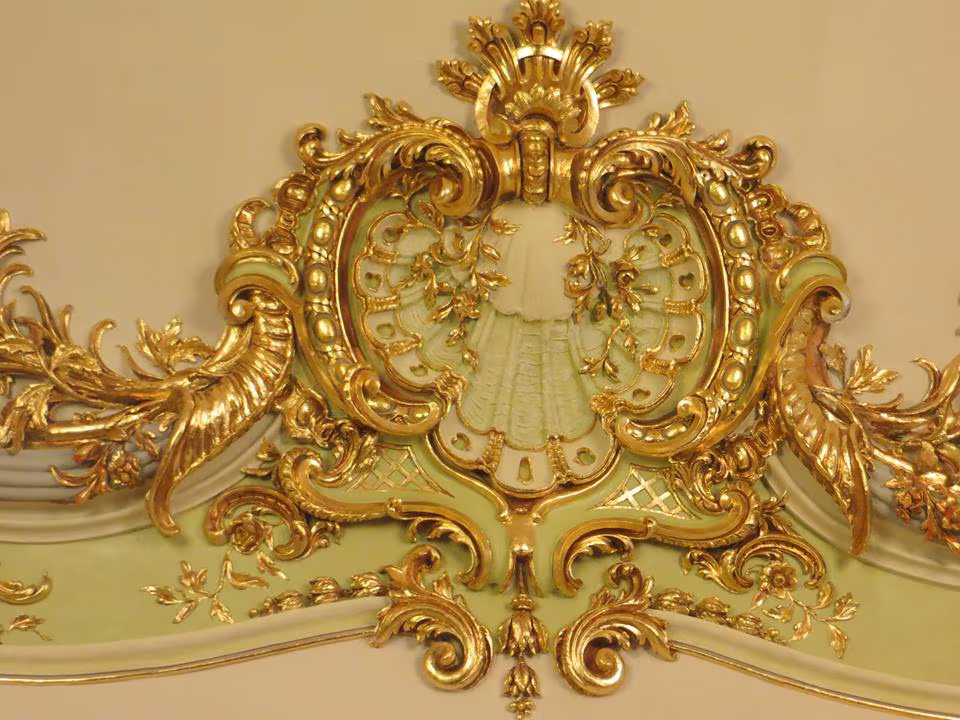 Stucatură aurită restaurată